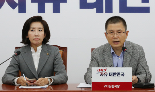 황교안 자유한국당 대표가 24일 국회에서 열린 최고위원회의에서 발언하고 있다. 연합뉴스